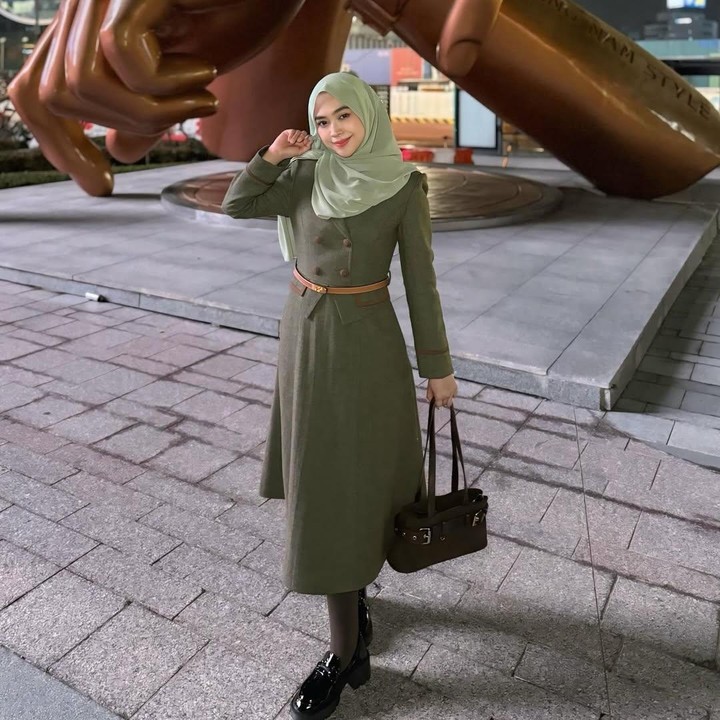 <p>YouTuber Ria Ricis baru-baru ini menjalani perawatan kecantikan di Korea Selatan, Bunda. Melalui akun Instagram, perempuan 30 tahun ini sempat membagikan potretnya saat berjalan-jalan di Korea Selatan dan menikmati jajanan malam hari di sana. (Foto: Instagram @riaricis1795)</p>