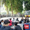 Massa Gelar Aksi di DPRD Medan, Polisi Bentuk Barikade