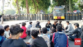 Polisi Bekuk 39 Orang saat Demo Tolak Tunjangan DPR di Medan