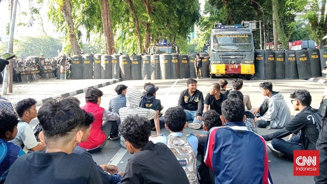 Massa berunjuk rasa di depan DPRD Sumut menolak kenaikan tunjangan anggota DPR. Sempat terjadi bentrok antara massa dan aparat kepolisian.
