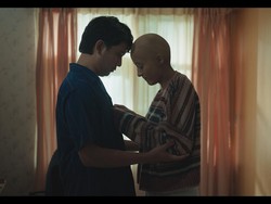 First Look Film Sampai Titik Terakhirmu, Mawar de Jongh Botak