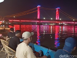 Cobain Mancing Nyaman bersama Keluarga dengan View Jembatan Ampera