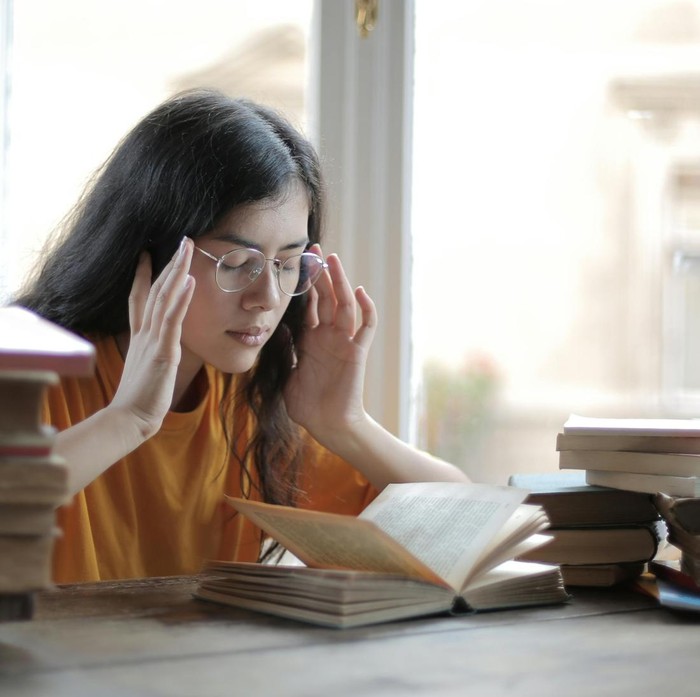 Tanda pertama yang tidak boleh kita abaikan begitu saja adalah saat kamu sudah mulai hilang fokus atau kesulitan untuk fokus pada satu hal. Saat kamu mulai merasa tidak bisa fokus, maka tubuhmu seolah memberi isyarat untuk beristirahat sejenak.