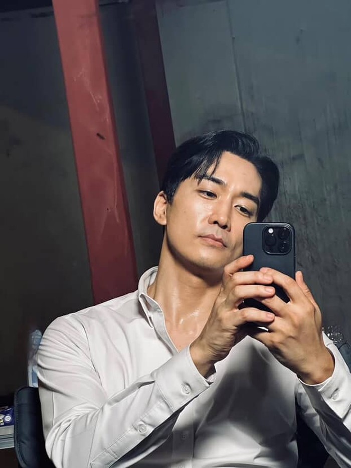 Tahun 1996, Song Seung Heon mulai mengambil peran-peran kecil dalam drama yang membuat namanya mulai dikenali di industri hiburan Korea/ foto: instagram.com/songseungheon1005