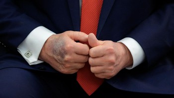 FOTO: Misteri Memar di Tangan Donald Trump