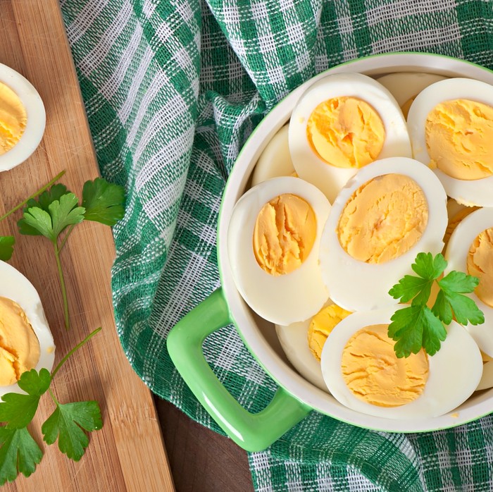 Telur kaya akan beberapa nutrisi yang meningkatkan kesehatan jantung, termasuk betaine dan kolin.
