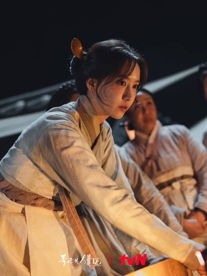 Tidak hanya itu, ia juga harus berhadapan dengan sang raja Lee Heon (Lee Chae Min) yang memiliki selera tinggi dan bertempramen buruk./ foto: tvN Drama