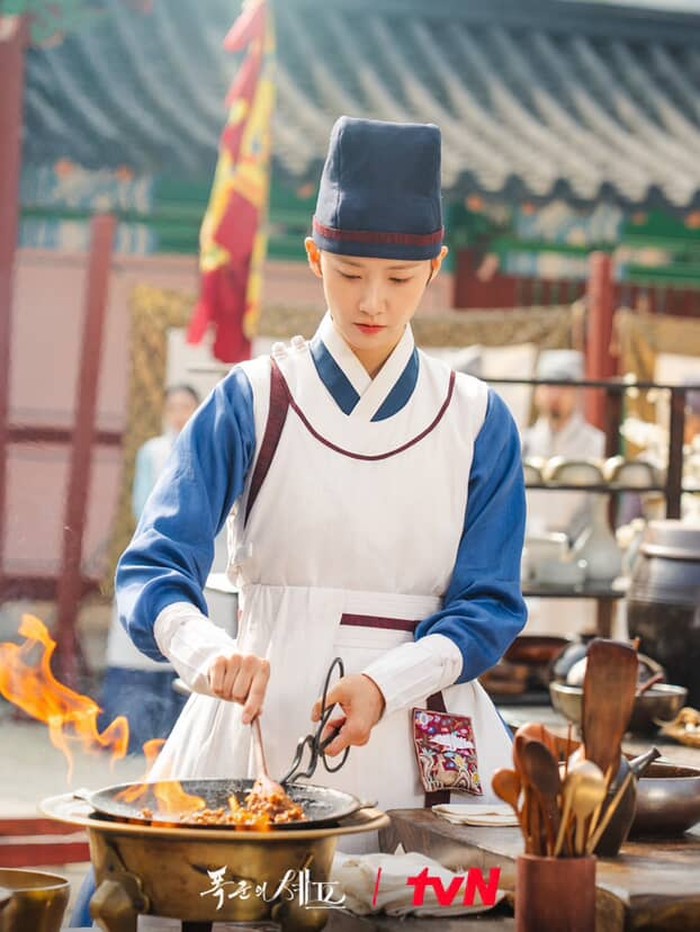 Tidak hanya itu, Yoona juga belajar menggunakan peralatan memasak tradisional era dinasti Joseon yang berbeda dengan peralatan modern. Dan di setiap episode, Yoonaharus menampilkan berbagai hidangan baru yang menggugah selera penonton./ foto: tvN Drama