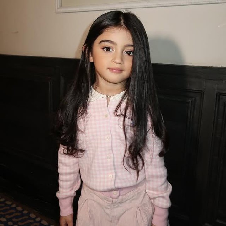 <p>Enggak cuma wajahnya yang menawan, Guzel juga sering tampil <em>stylish</em> dengan <em>outfit</em> keren. Salah satu potret terbarunya memperlihatkan Guzel mengenakan OOTD serba <em>soft pink</em>&nbsp;yang lengkap dengan rok mini. "<em>Allahummabarik</em>," tulis Margin sebagai keterangan fotonya, Senin (25/08/2025). (Foto: Instagram @marginw)</p>