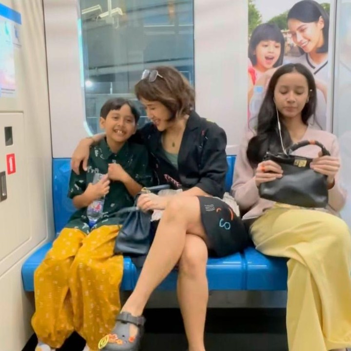 <p>Namun, tidak sendirian, Widi juga kerap mengajak sang suami, Dwi Sasono, dan ketiga anaknya naik MRT. &ldquo;Mari nikmati waktu yang tidak terulang bersama orang-orang tersayang,&rdquo; tulis Widi, dikutip dari laman Instagram <em>@widimulia,</em> Selasa (26/8/2025).&nbsp;(Foto: Instagram@widimulia)</p>