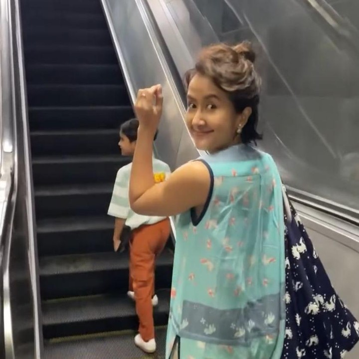<p>Tahukah Bunda? Widi Mulia termasuk aktris sekaligus penyanyi yang cukup sering bepergian menggunakan transportasi umum. Hal tersebut pun diketahui langsung melalui video dan foto yang diunggah di media sosial. (Foto: Instagram@widimulia)</p>