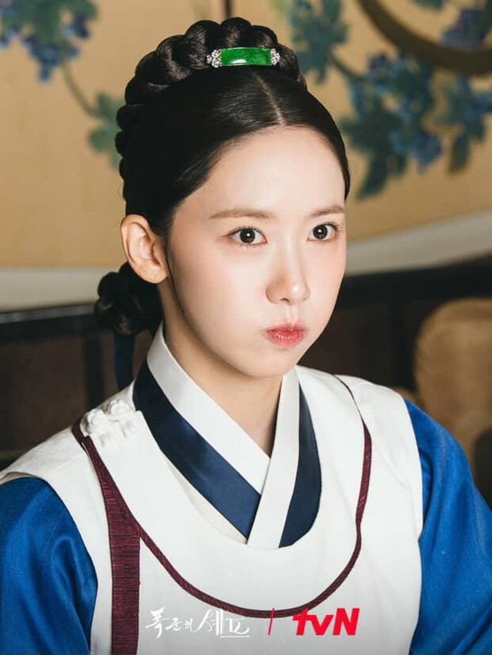 Yoona mengungkapkan kalau dirinya sampai mengambil kursus memasak untuk memerankan tokoh ini selama tiga bulan penuh. Tidak heran tangannya terlihat sangat terampil menggunakan peralatan memasak ya, Beauties!/ foto: tvN Drama