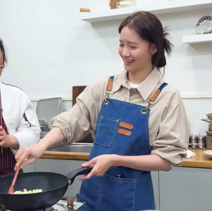 <p>Perempuan 35 tahun itu pun belum lama membagikan dokumentasi sebuah video kompilasi ketika mengikuti kelas memasak hari demi hari. <em>Postingan</em> itu diunggah oleh Yoona di kanal YouTube-nya, <em>Yoona's So Wonderful Day.</em>&nbsp;(Foto: YouTube Yoona's So Wonderful Day)</p>