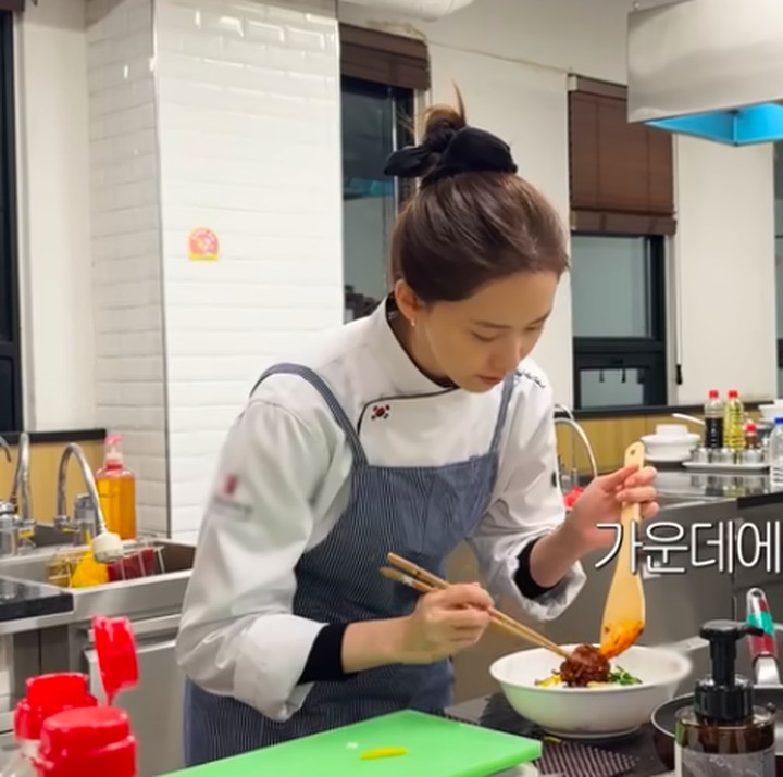 <p>Hal itu diungkap langsung oleh Yoona ketika menghadiri acara Chef Anh Sung-Jae yang berjudul <em>Cooking Class with the Kitchen Tyrant (?)</em><em>Anh Sung-Jae.</em> Pada kesempatan itu, ia pun berbicara tentang karakter terbarunya sebagai Chef Yeon Ji-Young.&nbsp;(Foto: YouTube Yoona's So Wonderful Day)</p>