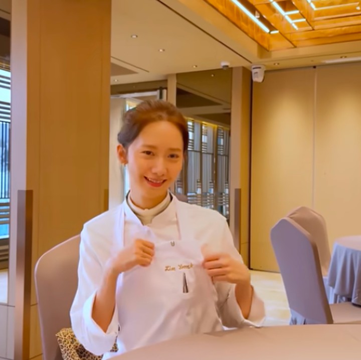 <p>Lebih dari sekadar akting, Lim Yoona mempersiapkan penampilannya secara totalitas dalam drama terbaru <em>Bon Appetit, Your Majesty.</em> Sang aktris diketahui mengikuti kelas memasak bersama chef profesional, lho, Bunda. (Foto: YouTube Yoona's So Wonderful Day)</p>