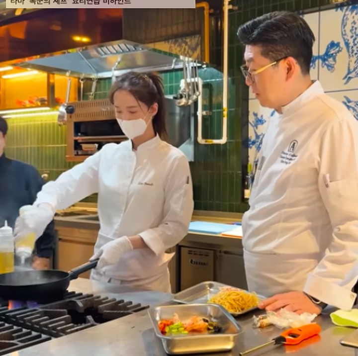 <p>Ia mengaku suka menonton konten memasak, tetapi kurang berpengalaman. Oleh karena itu, untuk memaksimalkan perannya, Yoona berlatih langsung dibimbing chef profesional. &ldquo;Saya mengikuti akademi memasak, dan ada seorang guru memasak yang hadir di lokasi syuting sebagai penasihat,&rdquo; ujar Yoona, dikutip dari laman<em> ChosunBiz,</em> Selasa (26/8/2025).&nbsp;(Foto: YouTube Yoona's So Wonderful Day)</p>