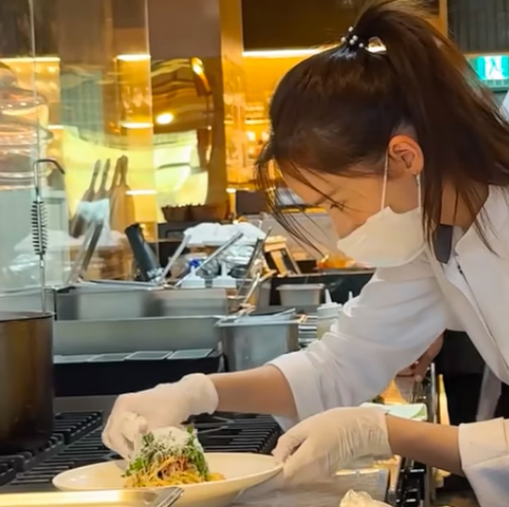 <p>Dilansir dari laman<em> Forbes,</em> sutradara Jang Tae-you mengaku juga bekerja sama dengan para profesional di bidang kuliner untuk meneliti naskah drama tersebut. &ldquo;Begitu kami mendapatkan naskahnya, kami berkonsultasi dengan para profesional kuliner untuk meneliti, merencanakan, dan merancang setiap hidangan, cara memasaknya dan cara memfilmkannya,&rdquo; ujar Tae-you. Siapa sangka? Episode kedua drama Yoona dan Lee Chae Min itu berhasil menarik penonton dengan rating nasional rata-rata 6,6 persen. Menempati posisi pertama di slot waktunya di semua saluran TV kabel.&nbsp;(Foto: YouTube Yoona's So Wonderful Day)</p>