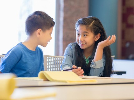 10 Contoh Kalimat Asking for Attention dan Penggunaannya