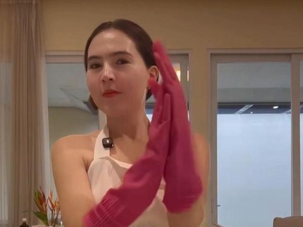 5 Potret Olivia Jensen Berubah Jadi 'Cinderella' Cantik Bergaun Putih untuk Beberes Rumah