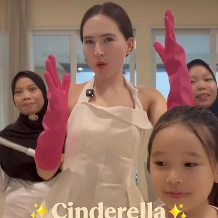 <p>Lewat Instagram Reels-nya, artis yang berperan dalam film<em> Bukan Cinta Biasa&nbsp;</em>ini tampak semangat berbenah sambil menuliskan <em>caption</em> yang tentunya bikin netizen merasa <em>relate</em>. &ldquo;<em>Cinderella but make it a team</em>. Kenapa ya rasanya lega banget kalo rumah <em>organized</em> dan barang barang yang enggak dibutuhin di <em>declutterred</em>,&rdquo; tulis Olivia. (Foto: Instagram @oliviajensen)</p>