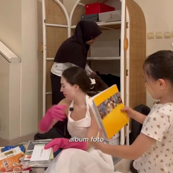 <p>Bersama asisten dan dibantu oleh putri semata wayangnya, Aurora Jensen, Olivia memulai dari tumpukan buku dan baju yang sudah tak terpakai. Menyentuh banget ya Bunda, karena sebagian barang itu ia siapkan untuk disumbangkan ke panti asuhan, lho! (Foto: Instagram @oliviajensen)</p>