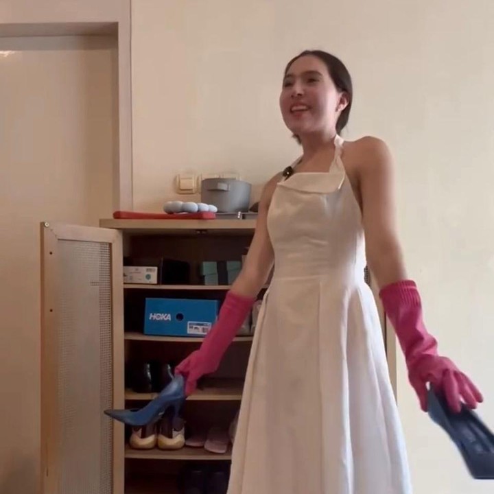 <p>Tak hanya baju, beberapa koleksi sepatu kesayangannya juga masuk daftar <em>preloved</em>. Momen lain yang enggak kalah menarik yakni saat Olivia membereskan tempat tidurnya lalu lanjut mencuci pakaian. Gaun putih panjangnya tetap membuatnya terlihat elegan ya, Bunda. (Foto: Instagram @oliviajensen)</p>
