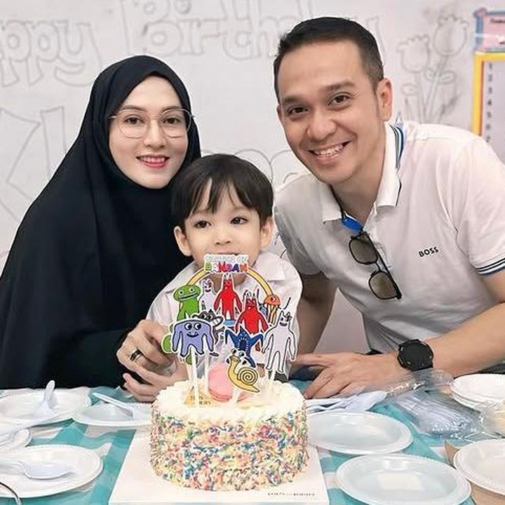 <p>Momen itu makin terasa spesial karena Lyra menulis <em>caption</em> yang bikin warganet ikutan senyum-senyum sendiri. "Alhamdulillahh Bayi seneng hari ini... , <em>Happy 5 years</em> bayiku sayang," tulis Lyra, Selasa (26/08/2025). (Foto: Instagram @lyravirna)</p>