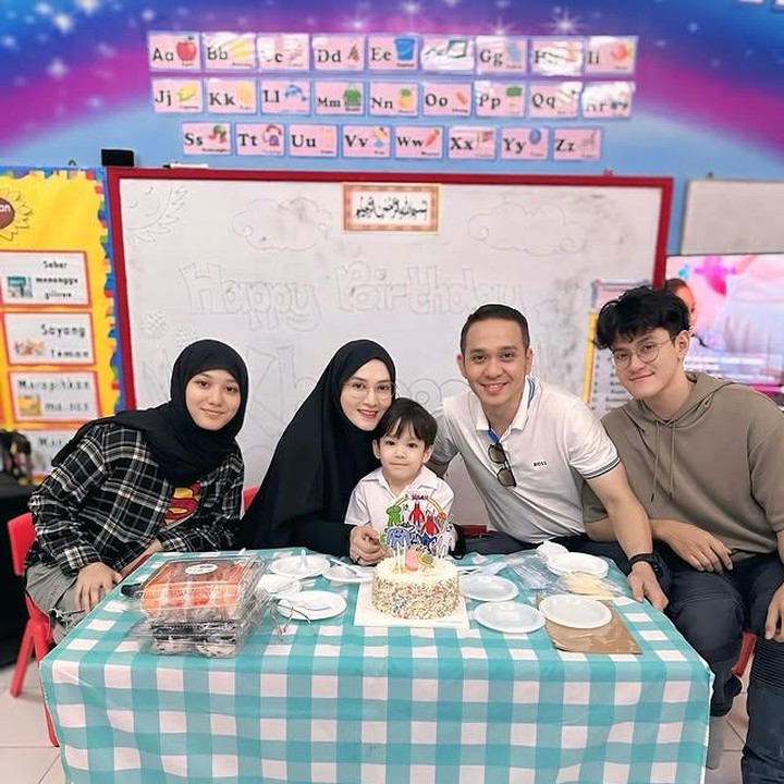 <p>Pasangan selebritas Lyra Virna dan Fadlan Muhammad baru aja merayakan momen spesial putra bungsu mereka, Muhammad Khaleed Al-Fatih. Bocah yang akrab disapa Khaleed ini lahir pada 21 Agustus 2020, dan sekarang resmi menginjak usia lima tahun, Bunda. (Foto: Instagram @lyravirna)</p>