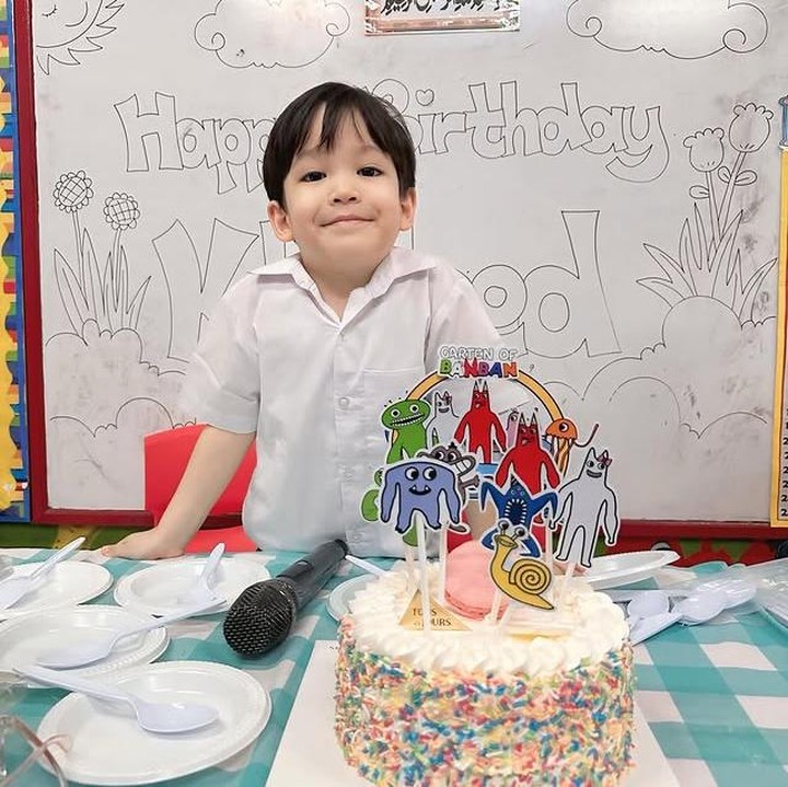 <p>Ulang tahunnya kali ini digelar sederhana di sekolahnya. Dari unggahan Lyra, tergambar bagaimana Khaleed terlihat <em>happy</em> di hari spesialnya. Senyum manisnya sukses membuat suasana semakin terasa hangat. (Foto: Instagram @lyravirna)</p>