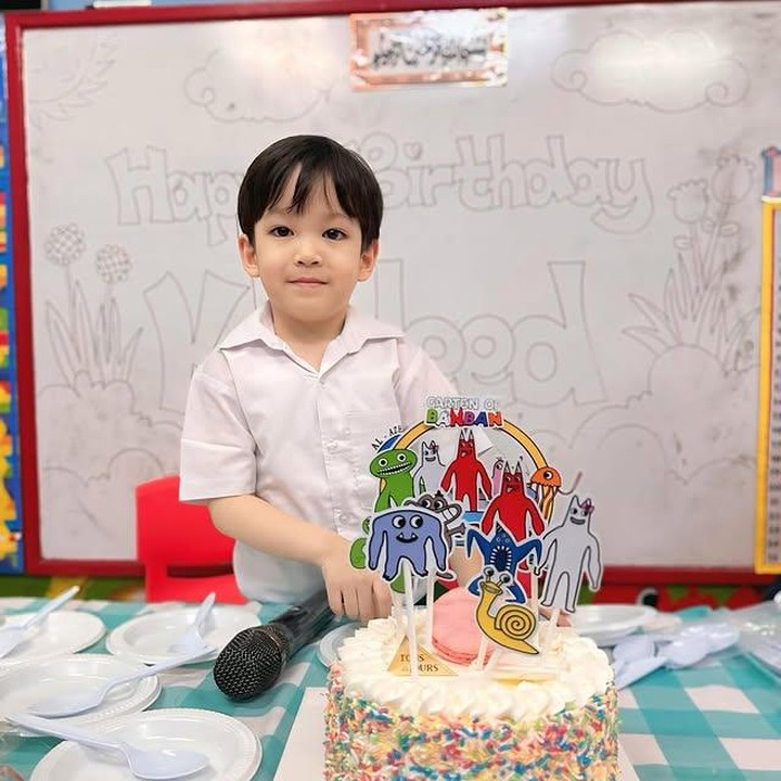 <p>Enggak berhenti di situ, sang Bunda juga melantunkan doa indah untuk putra bungsunya itu. "Semoga makin bertambah hafalan Qurannya, menjadi anak <em>shaleh qurrata ayyun</em> Umi Daddy, penyejuk kakak2... pelipur lara nya Umi dengan semua celoteh dan kelakuannya yg selalu bikin terkagum2," tambahnya. (Foto: Instagram @lyravirna)</p>