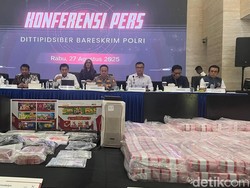 Bareskrim Pamerkan Tumpukan Uang Rp 90,6 M Hasil Sita Rekening Judol