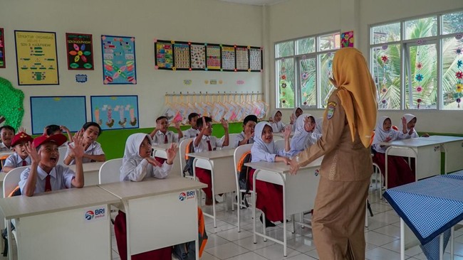 Program BRI Peduli "Ini Sekolahku" merupakan program bantuan pembangunan/renovasi infrastruktur sekolah dan pengadaan sarana prasarana penunjang pendidikan.