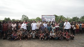 Bulog Salurkan Bantuan Pangan ke Kampung Wogekel dan Wanam di Papua