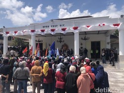 Buruh Taru Martani Demo di DPRD DIY, Sambat Dirut Galak-Uang Lembur Disunat