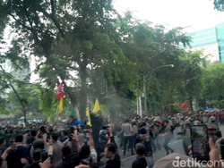 Massa Aksi Lempar Tomat ke Arah Gedung DPRD Sumut, Dibalas Pentungan Polisi