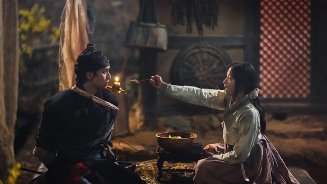 Drama Bon Appetit, Your Majesty menjadi bahan diskusi hangat, hingga muncul teori penonton yang menebak teka-teki dan misteri dari episode awal.
