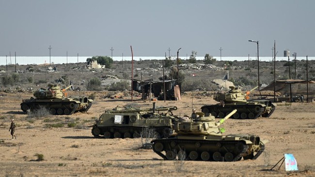 40 Ribu Tentara Mesir Siaga Tinggi di Perbatasan Israel, Ada Apa? Presiden Mesir El Sisi perintah puluhan ribu militer bersiaga tinggi di perbatasan dengan Israel, cegah Zionis usir warga Palestina.