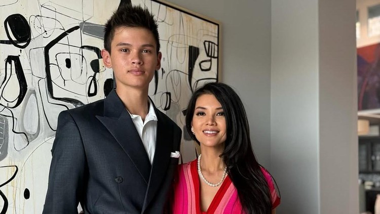 Farah Quinn Farah Quinn melepas putra sulungnya, Armand kuliah di Boston University.