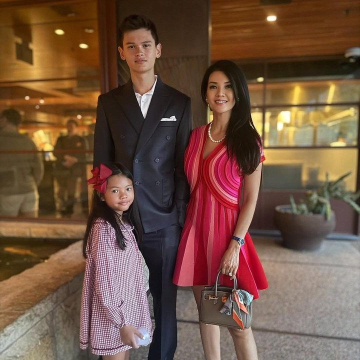 <p>Farah dan keluarga saat ini menetap di kota Arizona, Amerika Serikat. Meski masih di negara yang sama, lokasi kampus Armand ternyata jauh dari rumah mereka. Untuk sampai ke kota Boston, Farah dan keluarga setidaknya membutuhkan waktu selama kurang lebih dua hari menggunakan jalur darat. Tak heran bila Farah merasa haru harus berpisah sementara dengan sang putra. (Foto: Instagram@farahquinnofficial)</p>