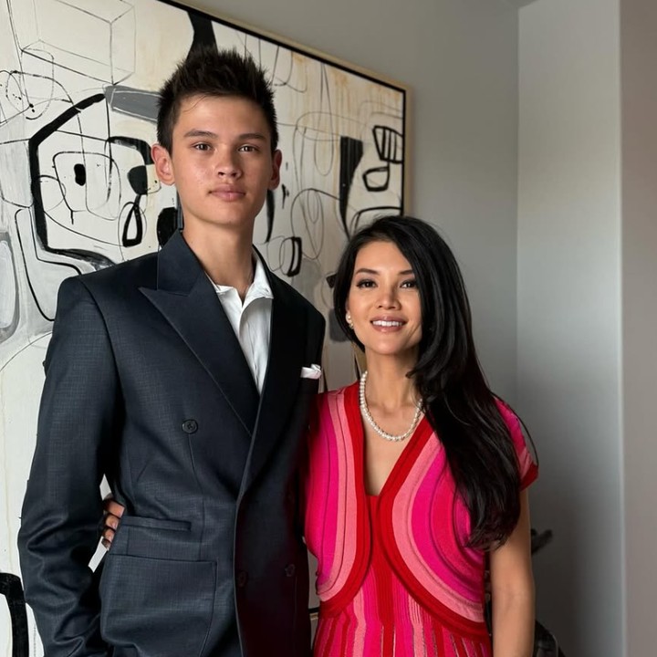 <p>Anak pertama Farah Quinn, Armand Fauzan Quinn, baru saja memasuki babak baru kehidupan di perguruan tinggi. Belum lama ini, Armand diterima sebagai mahasiswa di Boston University, Amerika Serikat. Farah sempat membagikan momen saat mengantar sang putra ke asrama barunya di Boston. Bunda dua anak ini secara khusus mendoakan yang terbaik untuk putranya itu. "Semoga dia mendapat nilai bagus, banyak teman baru, tetap hangat, petualangan yang aman, dan banyak kenangan menyenangkan di #TerrierTown!" tulisnya. (Foto: Instagram @farahquinnofficial)</p>