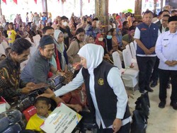 Gubernur Khofifah Gelontorkan Bantuan Sosial Rp 6,1 M di Tulungagung