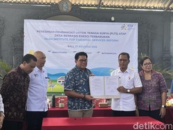 Pasang PLTS Atap, Desa Banjarasem Hemat Listrik hingga Rp 800 Ribu