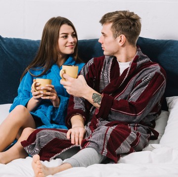 5 Manfaat Pillow Talk untuk Pasangan Suami-Istri, Tak Sekadar Bikin Harmonis!