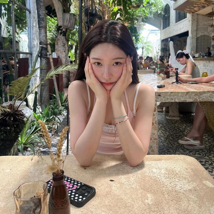 <p>Tentu saja <em>postingan</em> itu menuai beragam komentar penggemar. &ldquo;Tiba-tiba banget di Bali,&rdquo; tulis akun <em>@imsh****.</em> &ldquo;Pengacara cantik lagi di Bali, selamat liburan,&rdquo; tulis akun<em>@haan****.</em> &ldquo;Kaya menyatu sama <em>vibes</em> Balinya,&rdquo; tulis akun <em>@arrh****.&nbsp;</em>(Foto: Instagram@j_chaeyeoni)</p>