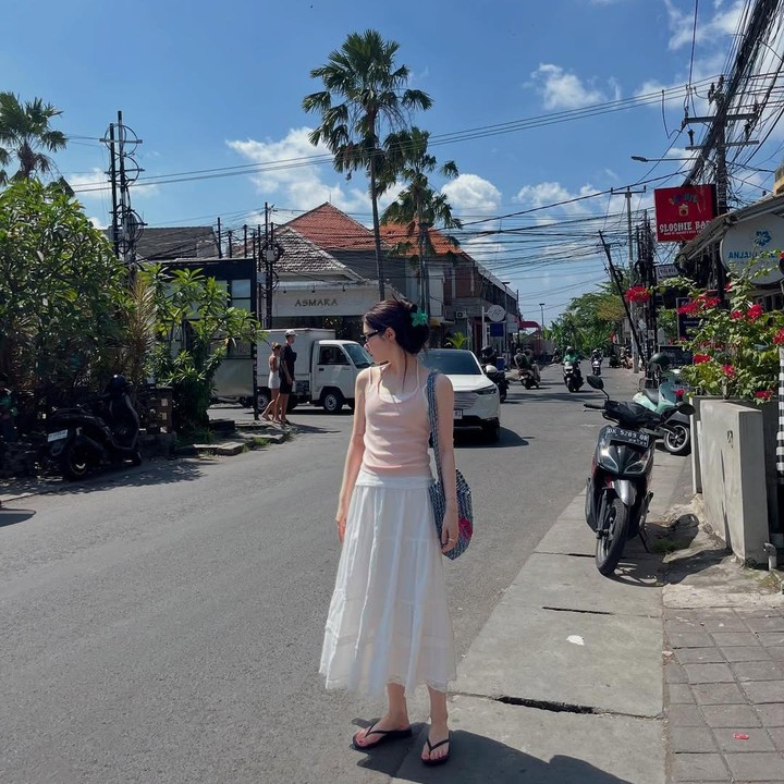 <p>Pada <em>postingan</em> itu, Chae Yeon memperlihatkan kegiatannya selama berada di Bali seperti berjalan di bawah teriknya panas matahari, mengunjungi toko baju-baju menggemaskan, hingga mencoba restoran.&nbsp;(Foto: Instagram@j_chaeyeoni)</p>