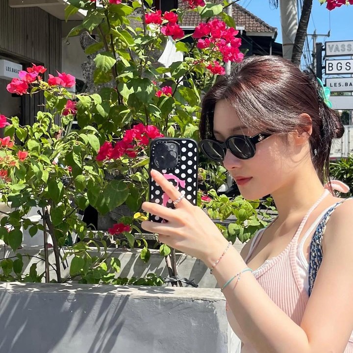 <p>Bagaimana tidak? Tak banyak yang tahu bahwa sang aktris ternyata kini sedang berlibur ke Pulau Bali. Hal tersebut diketahui langsung melalui beberapa momen yang diunggah Chae Yeon di akun Instagram pribadinya.&nbsp;(Foto: Instagram@j_chaeyeoni)</p>