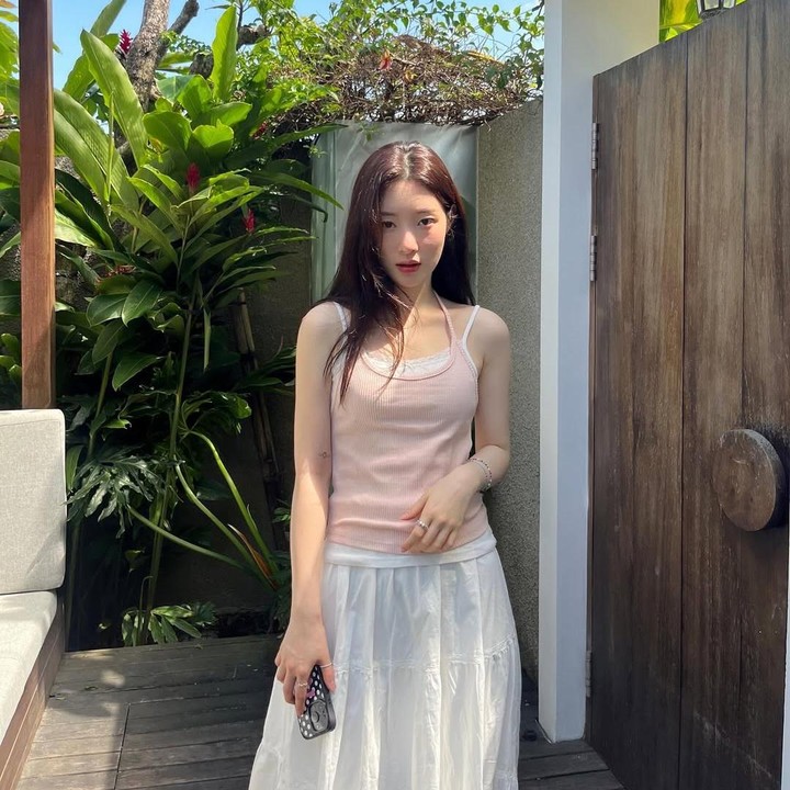 <p>Lantaran cuaca di Bali panas, Chae Yeon tampil menggunakan kaus tanpa lengan berwarna merah muda. Kemudian, untuk bawahannya mengenakan rok putih. Perempuan 27 tahun ini terlihat menawan, ya, Bunda?&nbsp;(Foto: Instagram@j_chaeyeoni)</p>