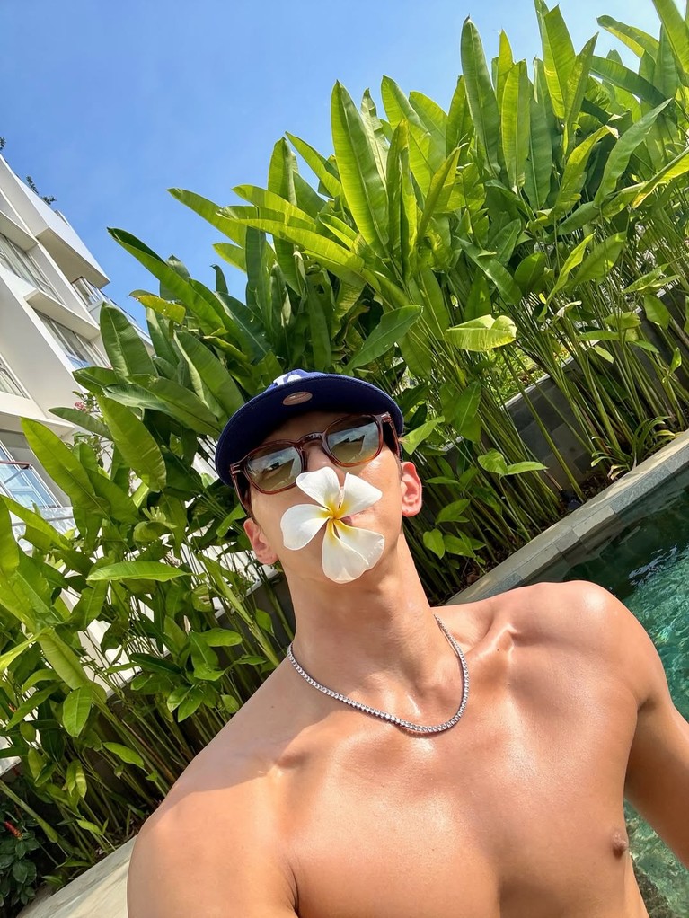 Jun.K 2PM - Insertlive.com Jun.K 2PM liburan ke Bali