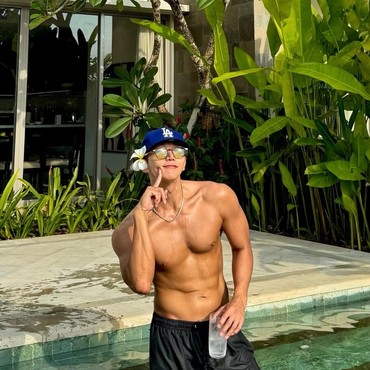 Gaya Santai Jun.K 2PM Liburan di Bali, Pamer Roti Sobek Sambil Aegyo
