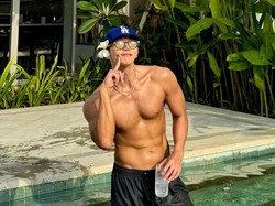 Gaya Santai Jun.K 2PM Liburan di Bali, Pamer Roti Sobek Sambil Aegyo